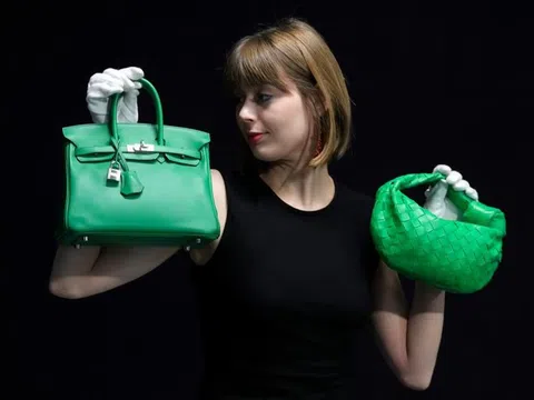 Chuyện gì đang xảy ra khi ngay cả giới thượng lưu cũng phải “thắt lưng buộc bụng” với hàng hiệu?