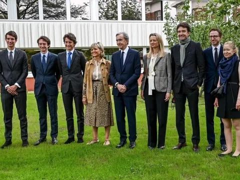 Ông chủ đế chế LVMH rèn giũa người kế nghiệp như thế nào?