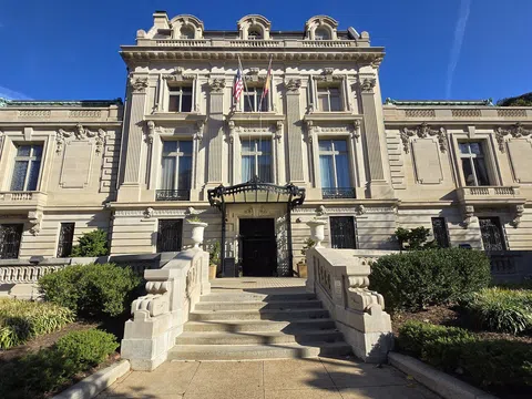 Bên trong “sân chơi quyền lực” của giới tinh hoa Mỹ: từ những câu lạc bộ kín tiếng đến các think tank định hình chính sách toàn cầu