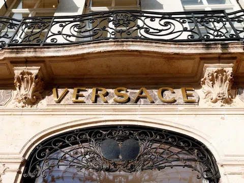 Một thương vụ "bom tấn" trong làng thời trang toàn cầu: Versace sẽ thuộc về Prada?