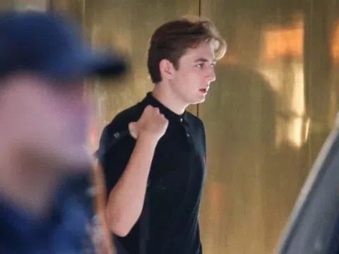 Barron Trump kết bạn như thế nào khi luôn có mật vụ đi theo?