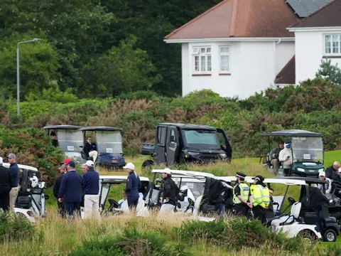 Trump mang siêu xe đánh golf bọc thép đặc biệt trong chuyến công du Scotland