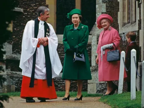 Nữ hoàng Elizabeth II và câu chuyện làm lễ trừ tà trong cung điện