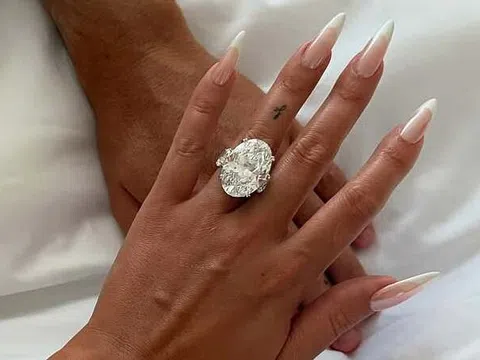 Siêu sao Ronaldo vừa chi 130 tỷ cho nhẫn cầu hôn, Georgina lại nhận thêm siêu xe và đồng hồ đắt tiền
