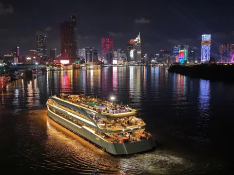 Du thuyền ẩm thực 5 sao mới xuất hiện trên sông Sài Gòn có gì đặc biệt?