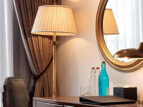 Những điều khách sạn 5 sao không nói về chai nước trong phòng bạn