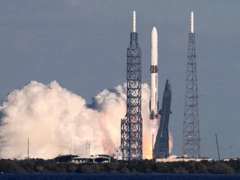 Tỷ phú Jeff Bezos vừa ghi điểm lớn trong cuộc đua vũ trụ với  Elon Musk