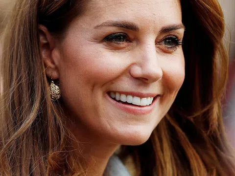 Thành viên Hoàng gia Anh Kate Middleton dùng khuyên tai 60.000 đồng vẫn rất quý phái