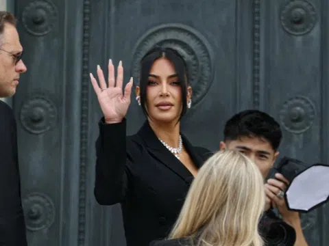 Kim Kardashian gây choáng tại tòa: Váy áo hiệu, kim cương triệu đô