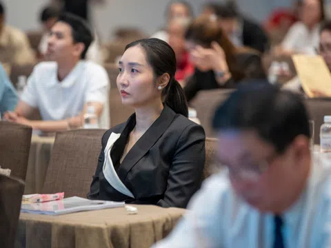Hiếm khi xuất hiện trước công chúng, em gái Cường Đô La bất ngờ lộ diện tại đại hội cổ đông