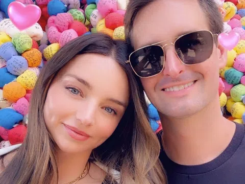 Vợ chồng tỷ phú Miranda Kerr - Evan Spiegel "chìm đắm" trong cảnh sắc và không gian thiền định tại chùa 1.200 năm tuổi ở Nhật Bản