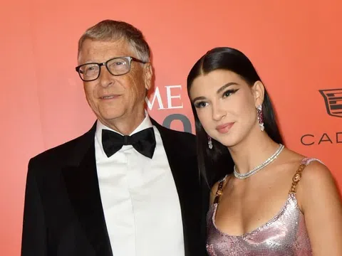 Tỷ phú Bill Gates đi làm nhân viên chăm sóc khách hàng cho startup của con gái