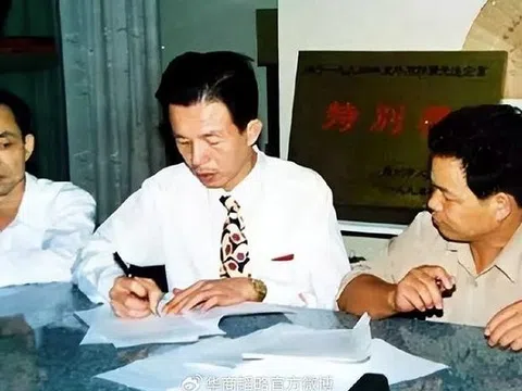 Từ cậu bé ngủ trên sàn nhà thờ họ đến tỷ phú, tất cả nhờ một món hàng lạ đời