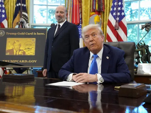 Giới siêu giàu xếp hàng chờ mua "thẻ vàng định cư" của ông Trump