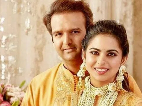 Tỉ phú bỏ Rolls-Royce, chọn Toyota Camry