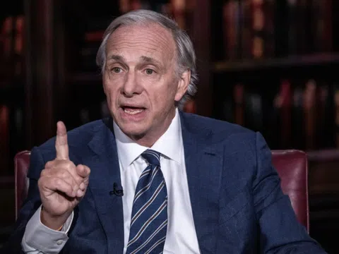Tỷ phú Ray Dalio cảnh báo: Ai giữ tiền trong ngân hàng sẽ nghèo dần