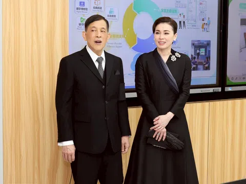 Hoàng hậu Thái Lan U50 đẹp nổi bật trong chuyến công du: Câu chuyện từ nghề tiếp viên đến Hoàng cung