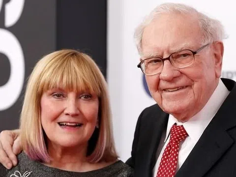 Con gái duy nhất của Warren Buffett: Tuổi 20 vẫn giao đồ ăn, bán báo vì không biết cha là tỷ phú