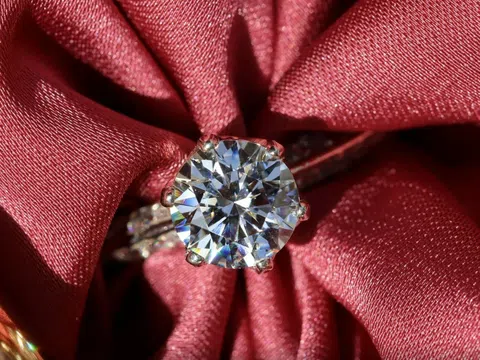 Sai lầm đắt giá khi mua kim cương: Người có tiền cũng dễ ‘mất điểm’ nếu không biết điều này