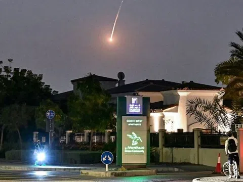 Giới thượng lưu Dubai nhầm tên lửa bị đánh chặn thành pháo hoa