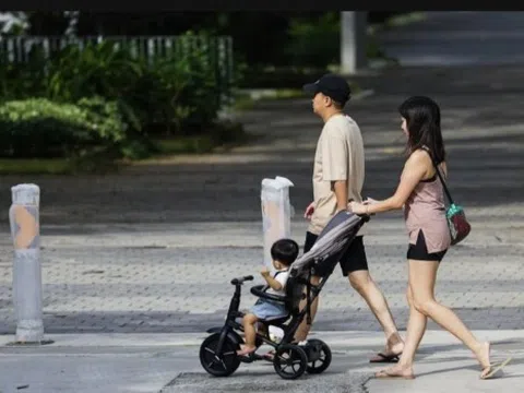Đẻ con ở Singapore, “khoản đầu tư” ngày càng nặng gánh, kể cả với người giàu