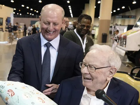 Lợi nhuận Berkshire Hathaway biến động ra sao trước thềm tỷ phú Warren Buffett rời ghế CEO?