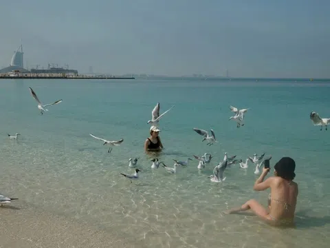 Giữa bất ổn khu vực, giới siêu giàu UAE vẫn tắm biển, đi bar như thường