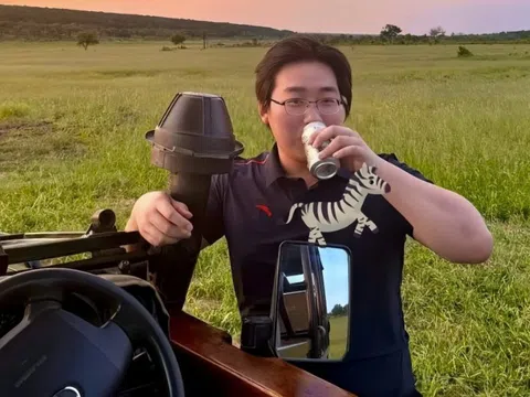 Thiếu gia 25 tuổi thành tỷ phú nhờ cổ phần “mỏ vàng” của gia đình