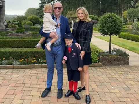 Tỷ phú Anh nuôi con kiểu nhà nghèo: bay giá rẻ, mặc đồ bình dân