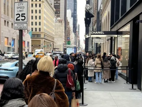 Muốn mua Chanel cũng phải xếp hàng: Giới giàu không có ngoại lệ