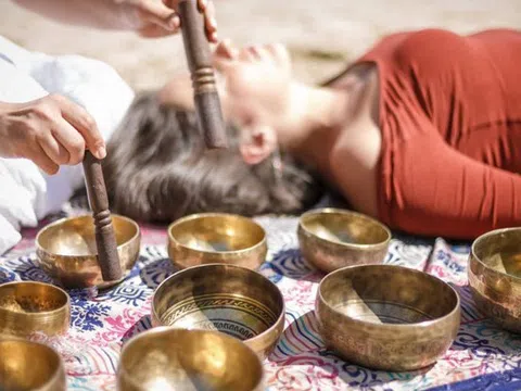 Khi sự im lặng trở thành xa xỉ phẩm: Giới thượng lưu chi tiền để “tắm” âm thanh