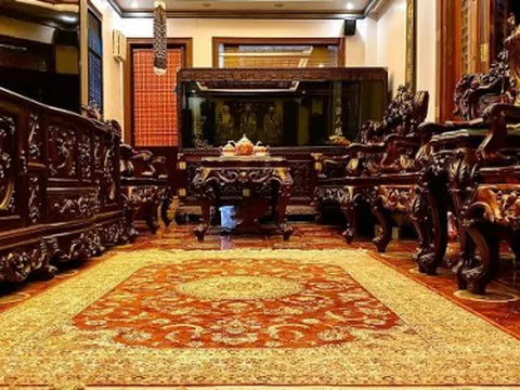 Bên trong căn nhà 100 tỷ ở Hà Nội "gây sốt": Nội thất gỗ quý bao phủ, đến sàn nhà cũng lát gạch đồng tiền đỏ với họa tiết mạ vàng