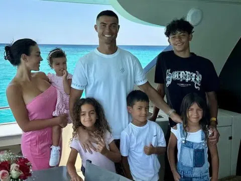 Ronaldo đăng ký học cho con tại trường danh tiếng gần siêu biệt thự, bị từ chối vì lý do không ngờ