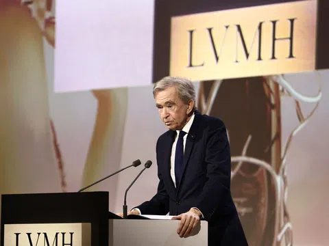 Bernard Arnault đã gây dựng đế chế thời trang LVMH vươn tầm thế giới như thế nào?