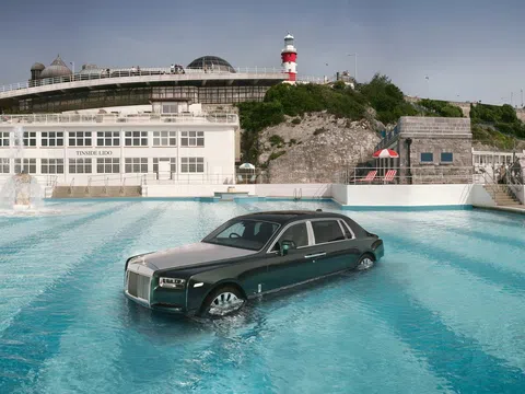 Hãng xe sang hàng đầu thế giới chơi lớn dịp sinh nhật: Đem Rolls-Royce Phantom VIII 18 tỷ ngâm mình dưới nước