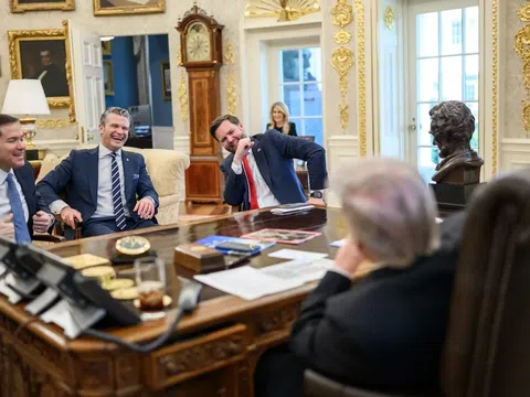 Xuất hiện chiếc Rolex bí ẩn trên bàn làm việc ông Trump, hãng đồng hồ này nói gì?