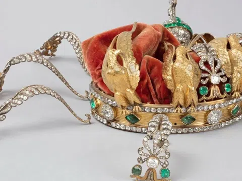 Vương miện của Hoàng hậu Eugénie: Những hình ảnh đau lòng sau vụ mất mát 102 triệu đô la tại Louvre