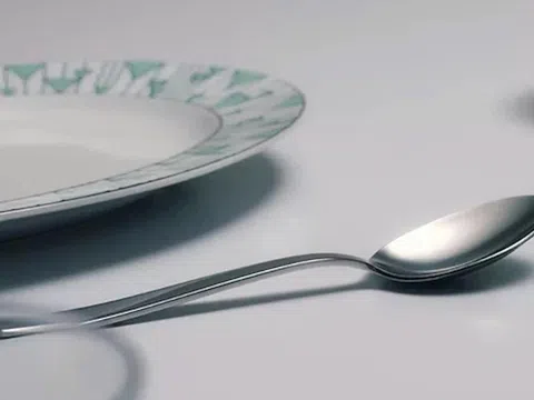 Chiếc thìa Prada và cuộc tranh luận trong giới thời trang xa xỉ