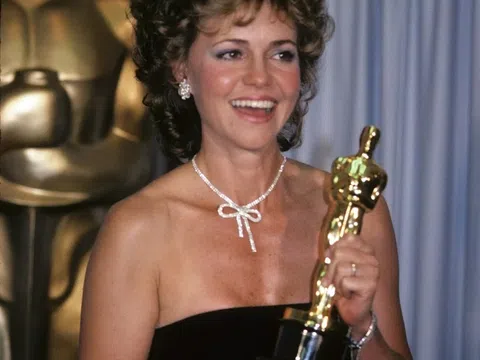 Chiêm ngưỡng 10 kiệt tác kim cương làm rạng danh thảm đỏ Oscar qua các thời kỳ