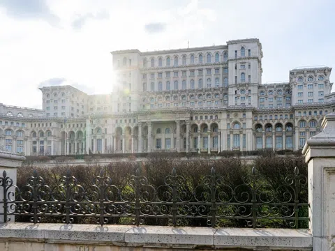 Một du khách phá cửa sổ nhà Quốc hội Romania vì nhầm là khách sạn