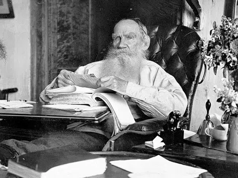 Đại văn hào Lev Tolstoy xé bỏ thân phận quý tộc và gia đình giàu có để hoà đồng cùng dân nghèo