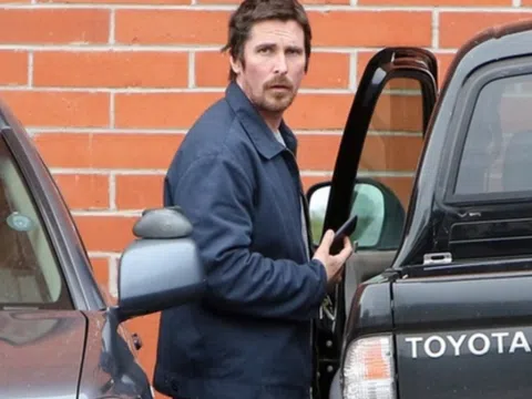 "Người Dơi" Christian Bale sở hữu 120 triệu USD nhưng lái xe bán tải Toyota cũ kỹ vì nó … thực dụng