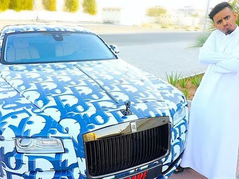Bộ sưu tập xe khủng của rich kid giàu nhất Dubai: Đã toàn Rolls-Royce lại còn dán decal đắt khét của Supreme, LV