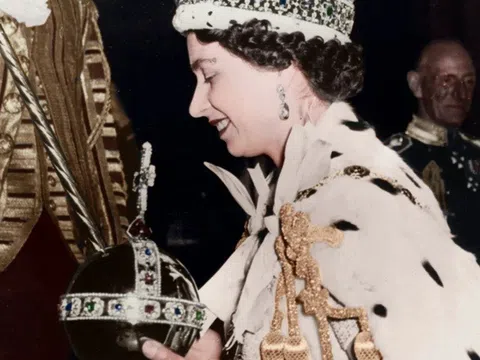 Chiếc đồng hồ tinh tế bậc nhất thế giới được Nữ hoàng Anh đeo khi đăng quang
