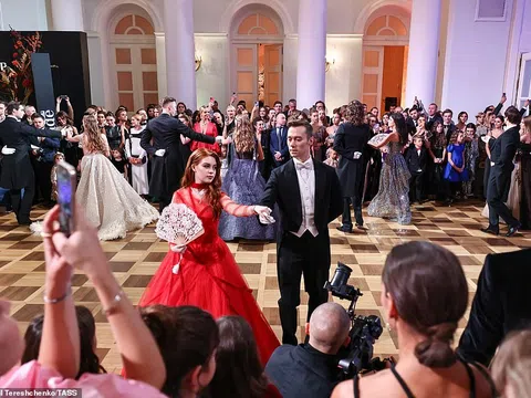 Cảnh xa hoa bên trong dạ tiệc nơi hội tài phiệt Nga giới thiệu con cái cho nhau