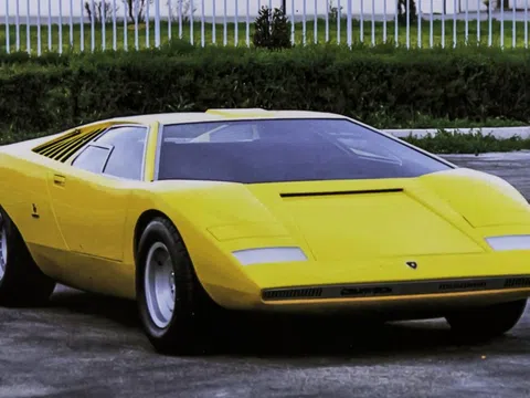 Lamborghini tung video quá trình lắp động cơ cho siêu xe "bí ẩn"