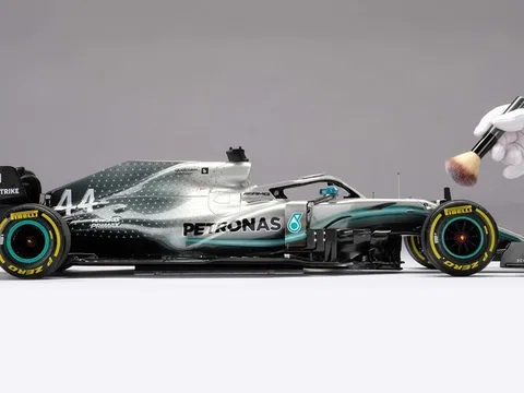 Sở hữu mô hình xe đua Công thức 1 của Lewis Hamilton với giá 35.000 USD